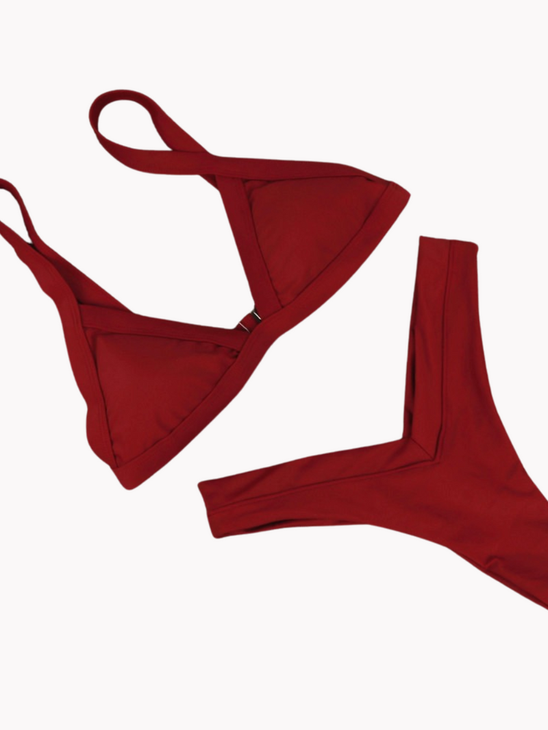 Sensual e confortável, o Biquíni Crepúsculo te convida a viver momentos inesquecíveis. Tecido macio e design moderno. Encontre nas cores vinho e preto, Alô Sol.
