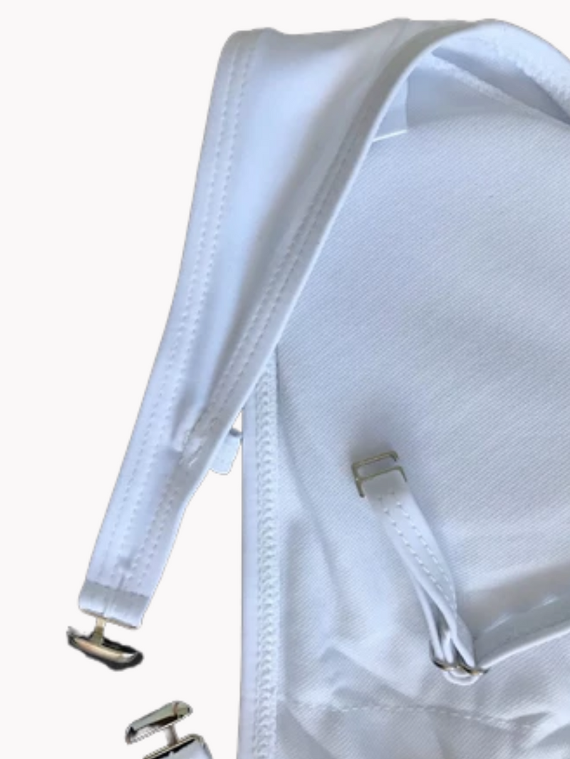 A leveza da maré em um biquíni branco minimalista. Conforto e estilo para seus dias de sol. Encontre o Biquíni Véu da Maré na Alô Sol.