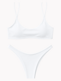 A leveza da maré em um biquíni branco minimalista. Conforto e estilo para seus dias de sol. Encontre o Biquíni Véu da Maré na Alô Sol.