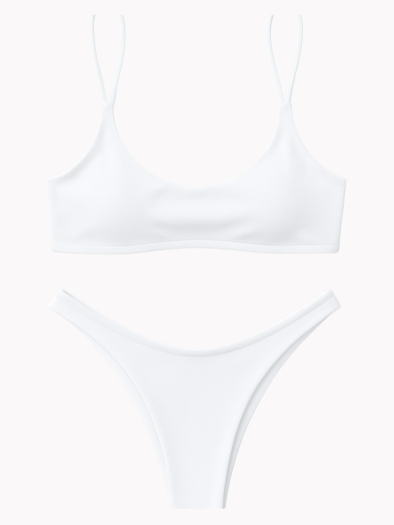 A leveza da maré em um biquíni branco minimalista. Conforto e estilo para seus dias de sol. Encontre o Biquíni Véu da Maré na Alô Sol.