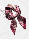 Alô Sol: Lenço Atria em seda pura, toque suave e design exclusivo. Versátil (70x70cm) para usar de diversas formas. Descubra a beleza Atria!