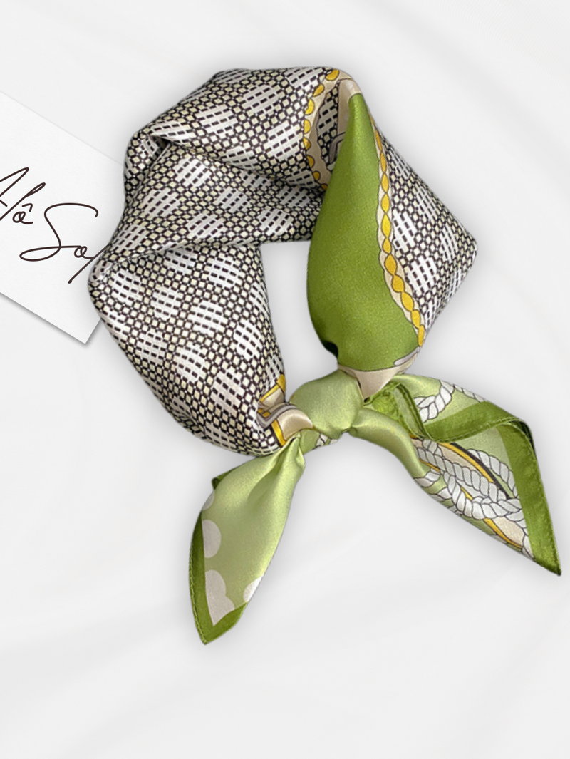 Lenço Bellatrix de seda: leve, delicado e tamanho ideal 53x53 cm. Descubra looks incríveis no cabelo, pescoço e onde sua imaginação levar! Exclusivo da Alô Sol.