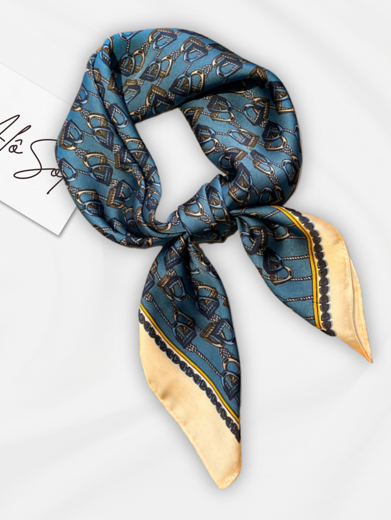 Adicione um toque de brilho ao seu visual com o Lenço Sirius, inspirado na estrela guia da constelação de Cão Maior. Seda leve e elegante. Encontre na Alô Sol.