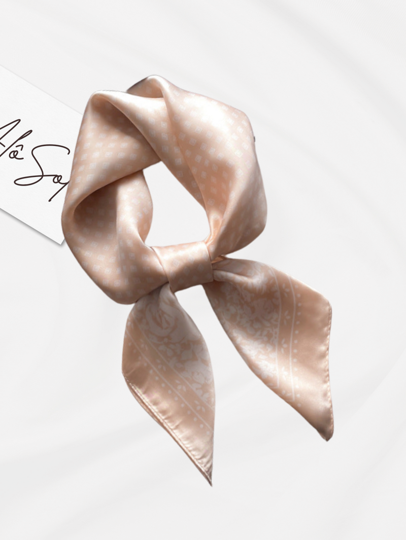 Lenço de Seda Maia 70cm: um acessório leve e elegante, inspirado na beleza das Plêiades. Adicione um toque celestial ao seu visual com Alô Sol.