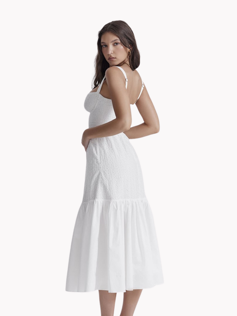 Sinta a leveza do Vestido Alô Lua, feito de algodão e linho, com alças nas costas e saia midi. Elegância e conforto em perfeita harmonia. Descubra na Alô Sol!