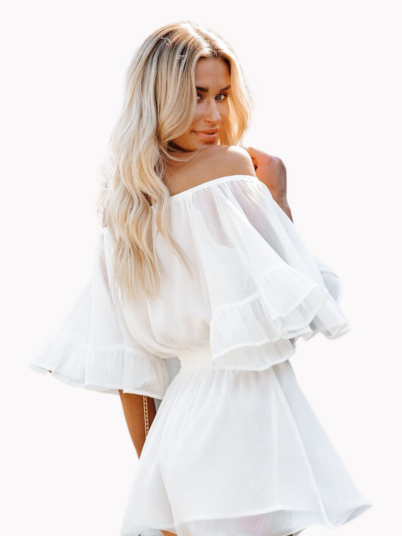 Vestido Reflexo Lunar: ombros à mostra e cintura marcada em um vestido curto de chiffon. Perfeito para um look sensual e estiloso. Conheça na Alô Sol.