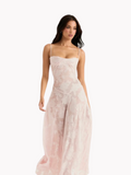Vestido Entre Luas: leve e fluido em poliéster/elastano, ideal para um toque de elegância sutil. Descubra os delicados tons de rosa floral na Alô Sol!