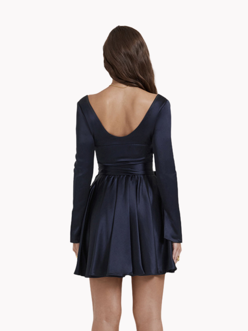 Vestido Lunna Alta com tecido leve e confortável. Ideal para quem quer se destacar com facilidade e estilo. Seja a sua própria referência. Exclusivo da Alô Sol.
