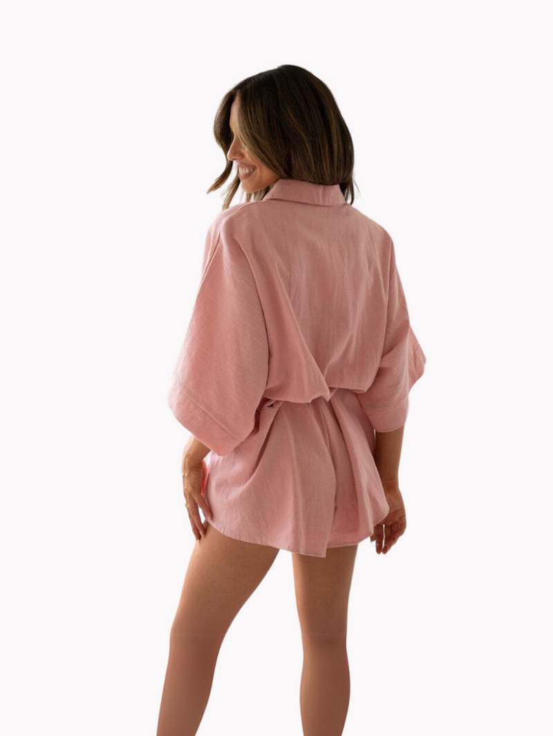 Inspirado na magia do universo, o Vestido Rosa dos Ventos te envolve em conforto e leveza. Perfeito para sonhar e explorar. Encontre na Alô Sol.