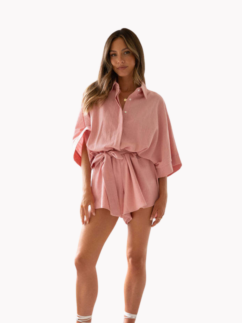Inspirado na magia do universo, o Vestido Rosa dos Ventos te envolve em conforto e leveza. Perfeito para sonhar e explorar. Encontre na Alô Sol.